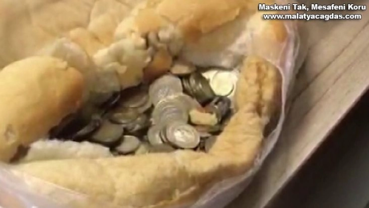 Yakalanacaklarını anlayınca paraları ekmeğin arasına gizledi