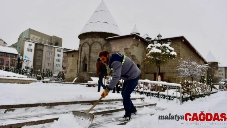 Yakutiye Belediyesi karla mücadelede yoğun mesai başlattı