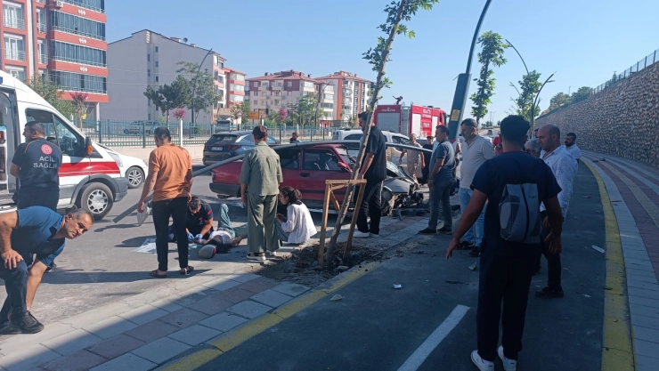 Yamaç Mahallesi'nde Tek Taraflı Kaza: 3 Kişi Yaralandı