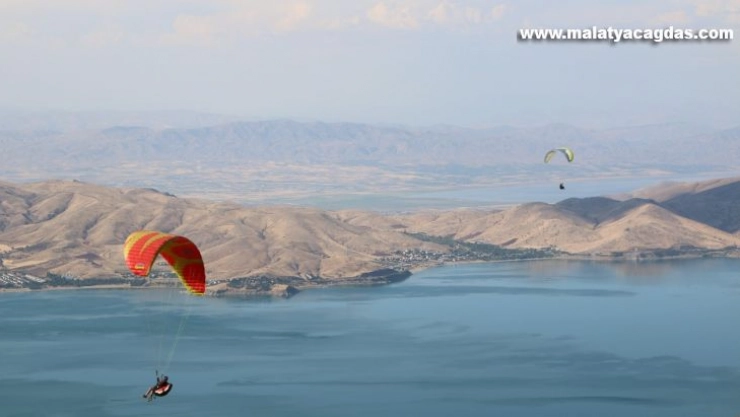 Yamaç paraşütçülerinin gözde mekanı Hazarbaba Dağı