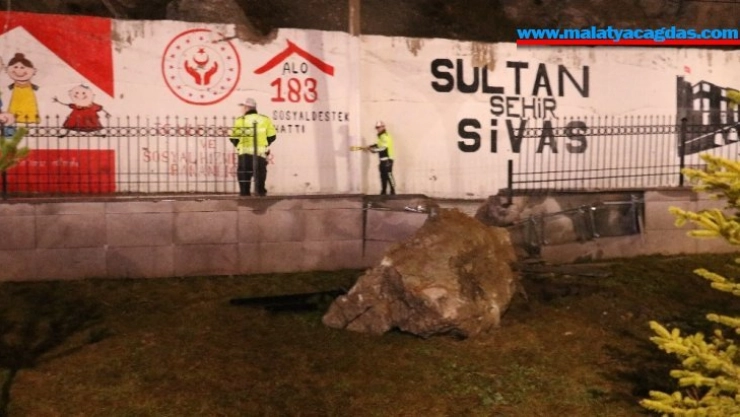 Yamaçtan kopan kaya parçası il müdürlüğünün bahçesine düştü