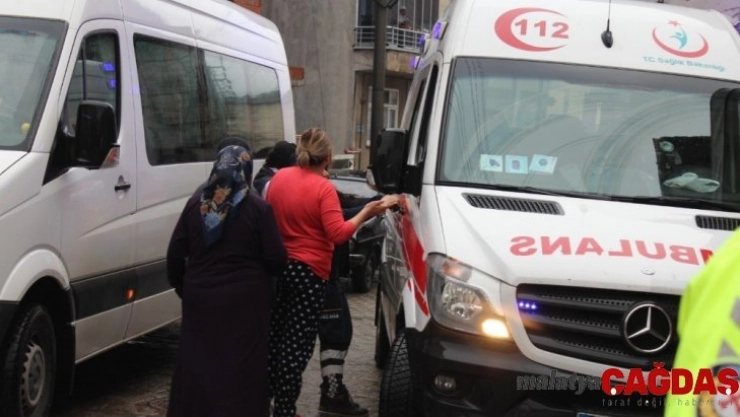 Yangında balkonda mahsur kalan kadını itfaiye kurtardı