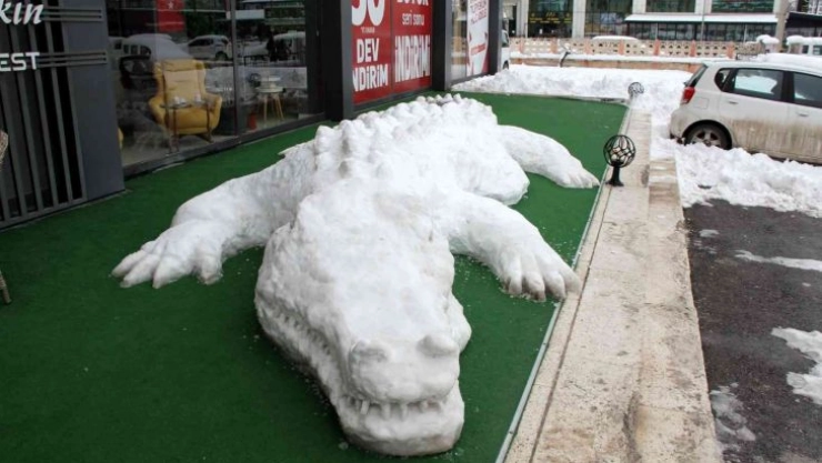 Yapımı 6 saat sürdü 11 metre uzunluğunda, görenler dönüp  bir daha baktı