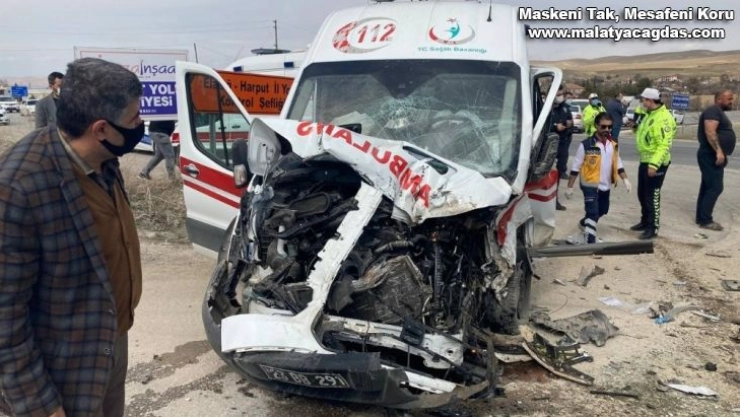 Yaralıları taşıyan ambulans, beton mikserine çaptı: 3'ü sağlıkçı 5 yaralı