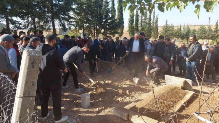 Yarı çıplak halde ölü bulunan çocuğun kimliği belli oldu