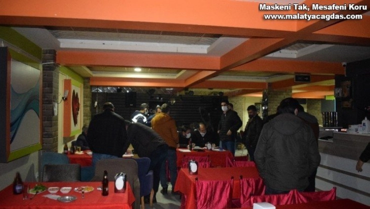 Yasağı delip eğlence mekanında yakalandılar