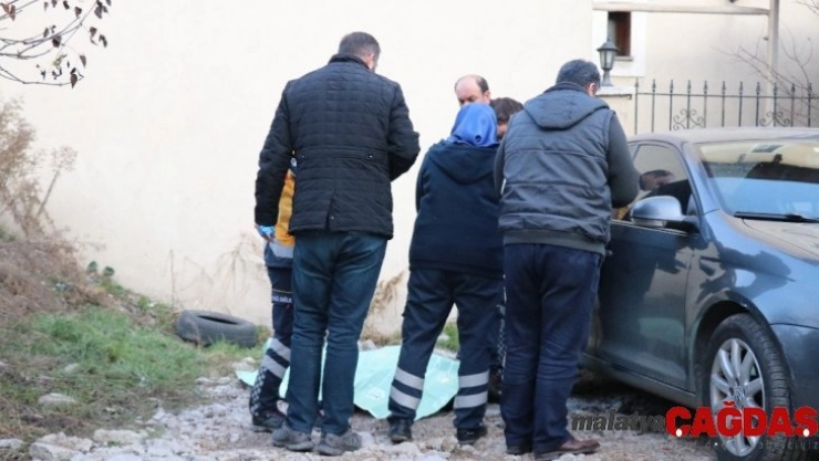 Yaşlı adam otoparkta ölü bulundu