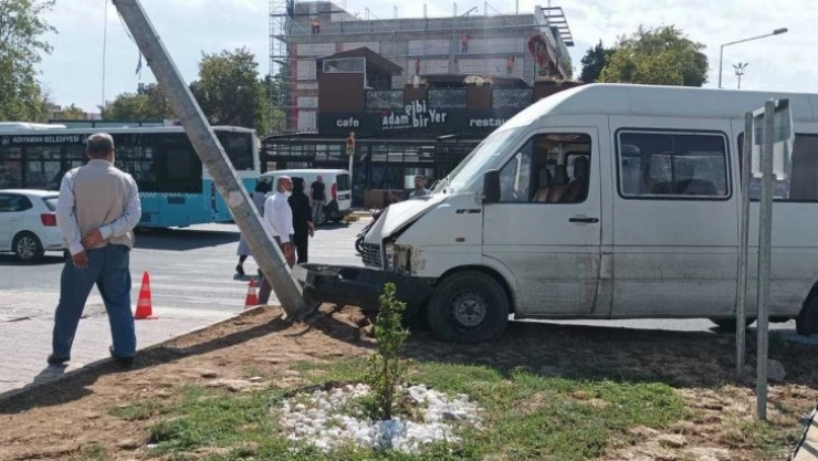 Yayaya çarpmamak için aydınlatma direğine çarptı