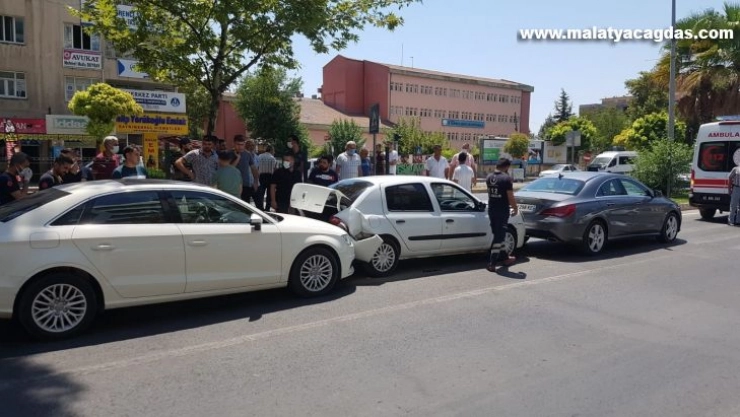 Yayaya çarpmamak için durunca zincirleme kaza oldu