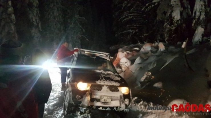 Yaylada mahsur kalan 4 kişilik aile kurtarıldı