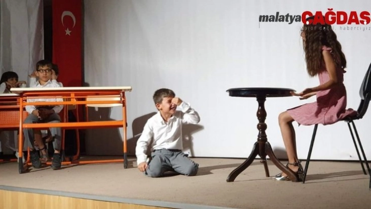 Yaz kurslarında tiyatro gösterisi