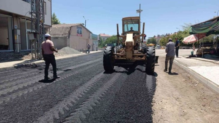 Yazıkonak'ta altyapı ve asfalt çalışması hız kesmeden devam ediyor
