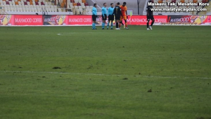 Yeni Malatya Stadı'nın zemini tepki çekti
