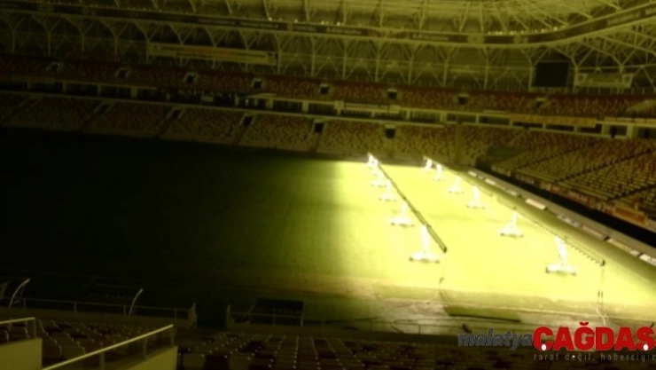 Yeni Malatyaspor stat zeminini bakıma aldı