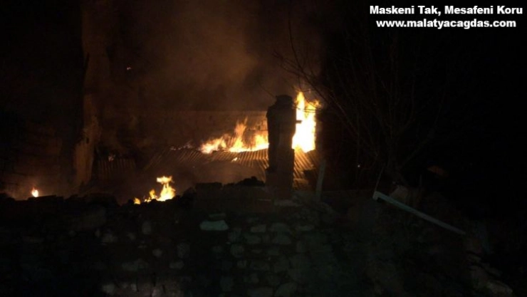 Yeniden alevle samanlık yangınında ev ve ahır kül oldu