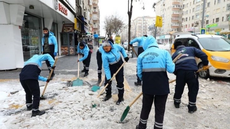 Yenişehir Belediyesi kaldırımları buzdan temizliyor