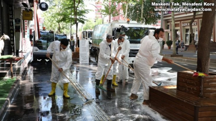 Yenişehir'de cadde ve sokaklar yıkanıyor