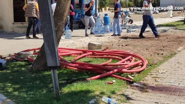 Yeraltı elektrik kablosu patladı, bir çocuk yaralandı