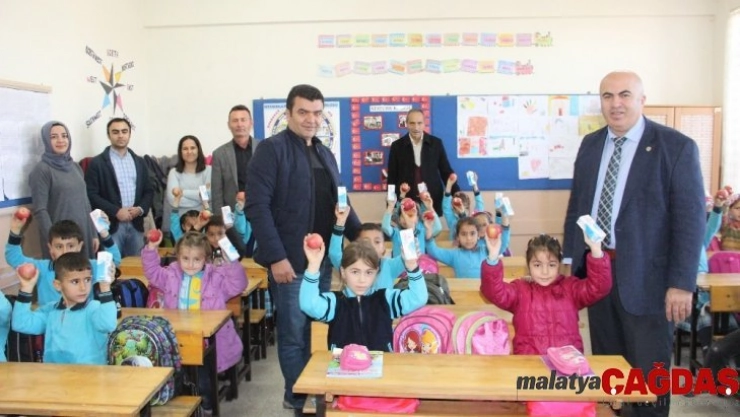 Yerli Malı Haftası'nda öğrencilere elma ve süt dağıtıldı