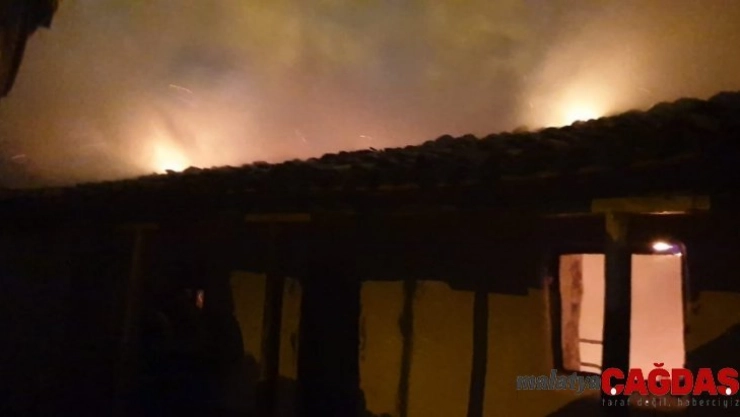 Yeşilköy'de çıkan yangında bir ev kullanılamaz hale geldi