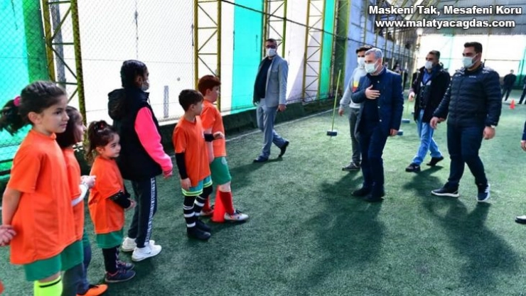 Futbol okulunda geleceğin yıldızları yetişiyor