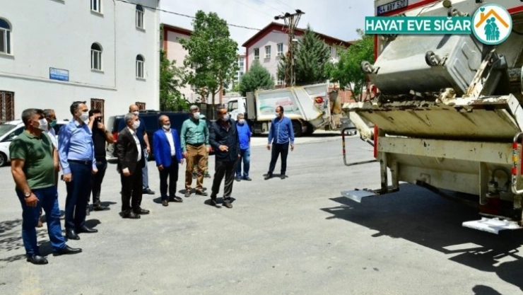 Galvanizli çöp konteynırları dezenfekte ediliyor