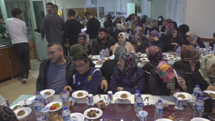 Yetimler Kervanı'ndan Anlamlı İftar Buluşması