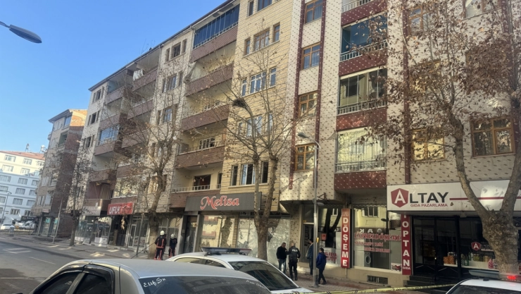 Yıkılma tehlikesi bulunan bina nedeniyle cadde trafiğe kapatıldı