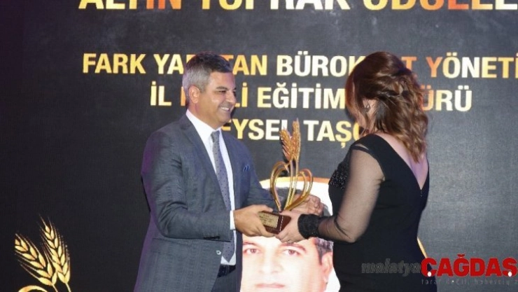 Yılın en iyi fark oluşturan bürokratı ve yöneticisi ödülü Doç. Dr. Feysel Taşçıer'e verildi