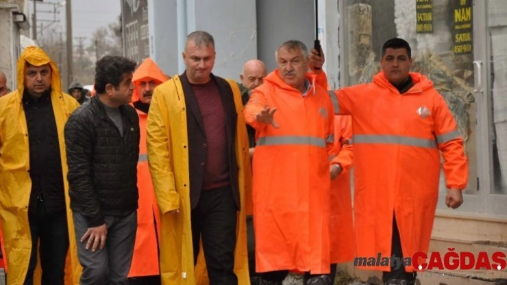 Yoğun yağmur ve kar Adana'da etkisini sürdürüyor