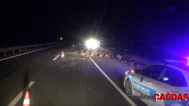 Yola düşen kaya parçaları 4 araca zarar verdi