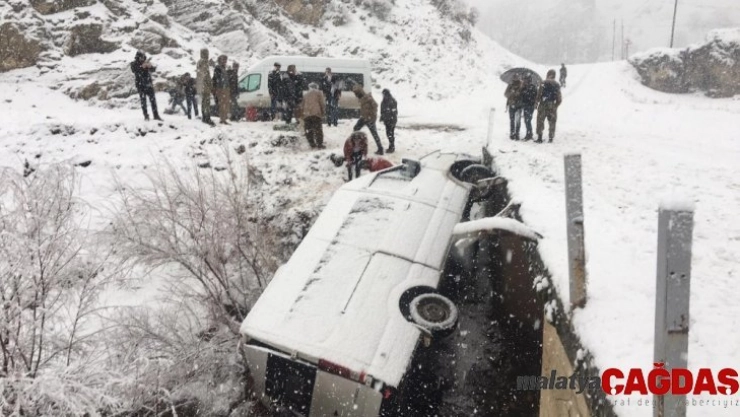 Yolcu minibüsü şarampole yuvarlandı: 5 yaralı