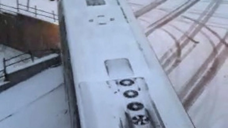 Yolcu otobüsü buzlanan yolda kaydı, o anlar kameraya yansıdı