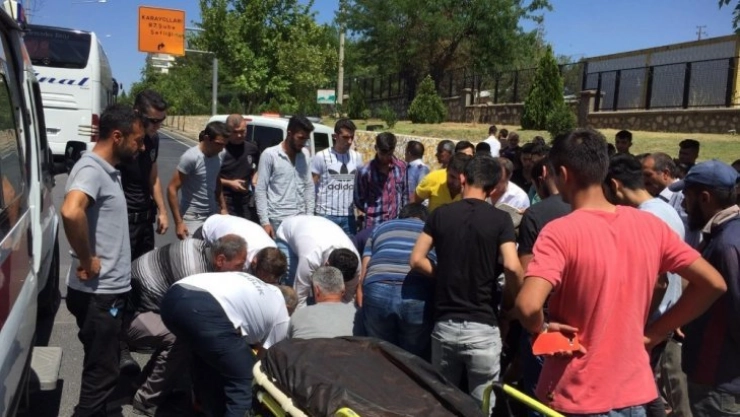 Yolcu otobüsü ile motosiklet çarpıştı: 1 yaralı