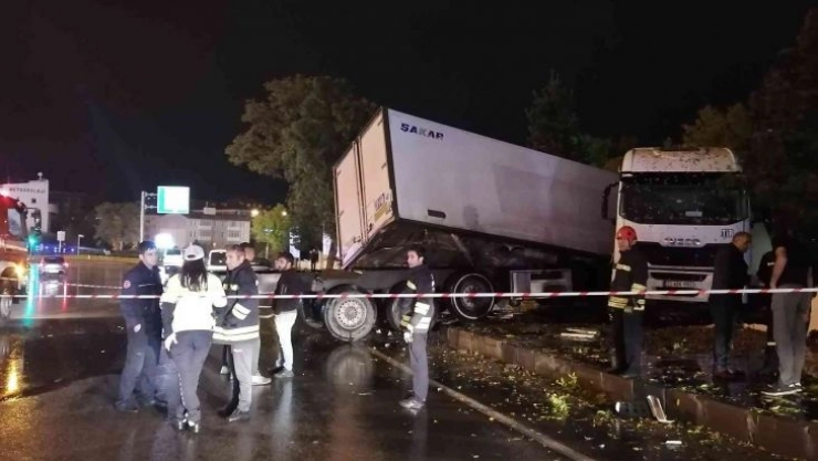 Yolda kayan tır parkın duvarına çarparak durdu