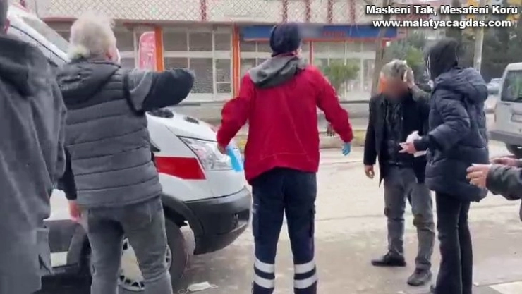 Yolda yürüdüğü esnada sopalı saldırıya uğradı