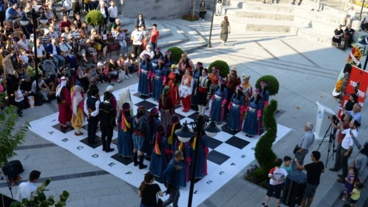 Yöresel dansla satranç oynadılar