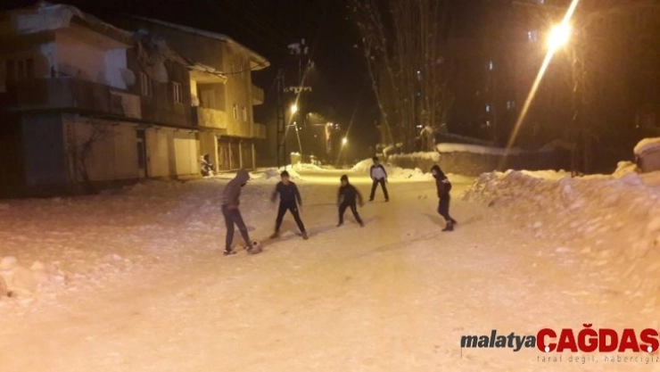 Yüksekova'da çocukların eksi 25 derecede futbol aşkı