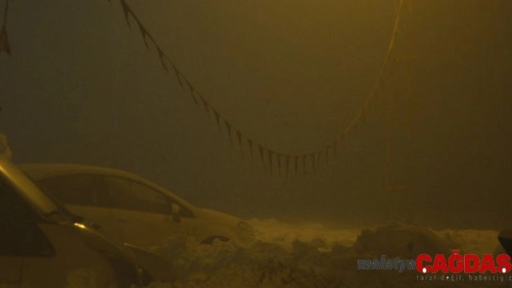 Yüksekova'da görüş mesafesi sıfıra düştü