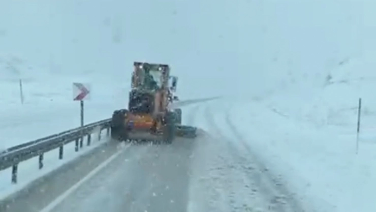 Yüksekova'da Karayolları ekipleri, karla mücadele çalışması yaptı