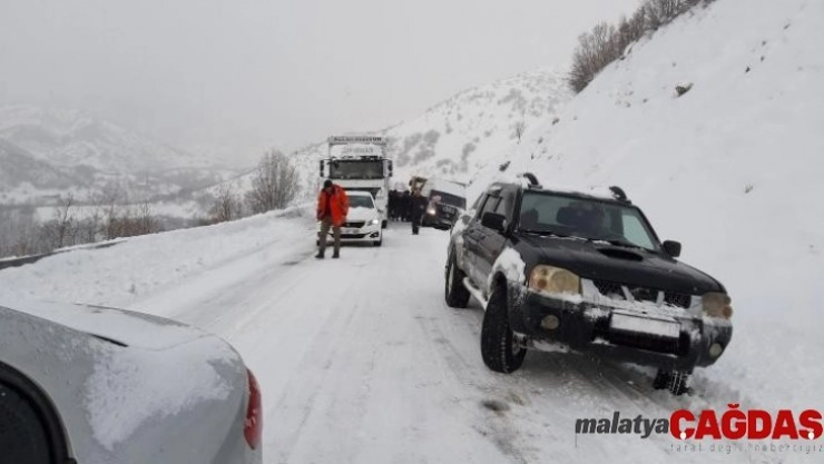 Yüksekova-Şemdinli karayolunda araçlar mahsur kaldı