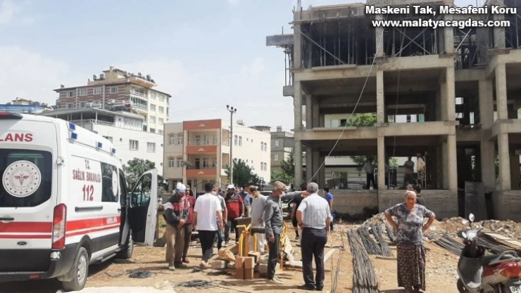 Yüksekten düşen inşaat işçisi ağır yaralandı