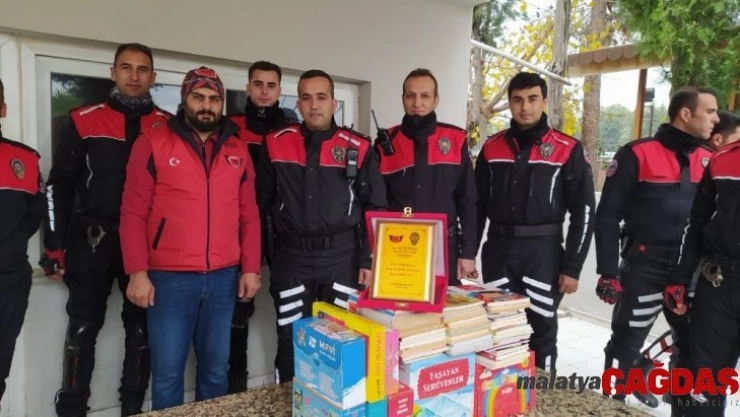 Yunuslardan 'Bir Kitapta Motosikletli Abiden' kampanyasına destek