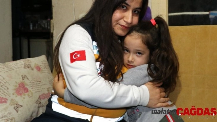 Yürekleri ısıtan sağlıkçı kendi çoraplarını giydirdiği kızla buluştu