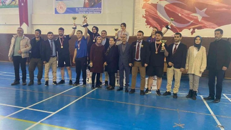 Yurtlar arası tenis turnuvası heyecanı