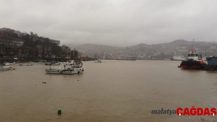 Zonguldak'ta yağışla birlikte liman sarıya döndü