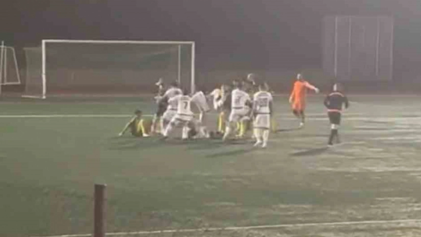 Amatör maçta futbolcular tekme tokat birbirine girdi