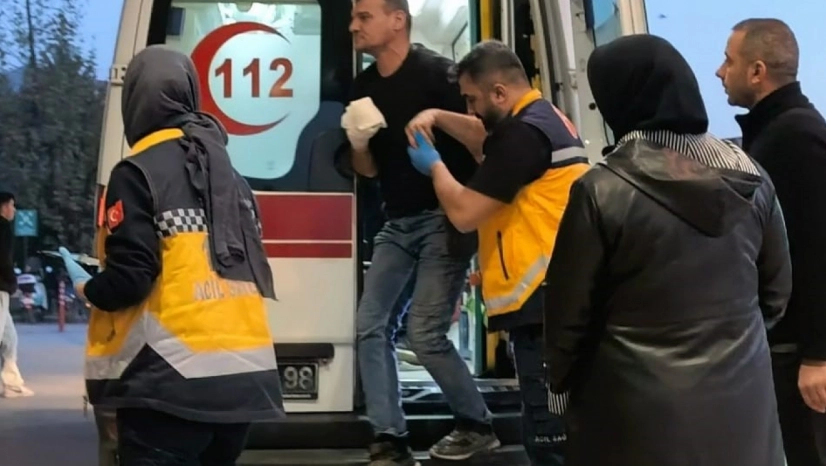 Eli traktörün hidrolik sistemine sıkışan çiftçi yaralandı