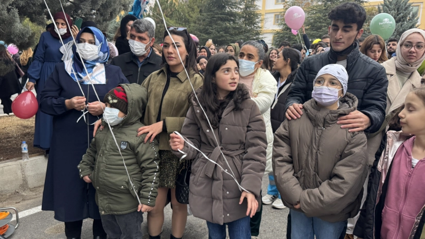 İki lösemi hastası çocuk mutluluğunu balon uçurarak paylaştı
