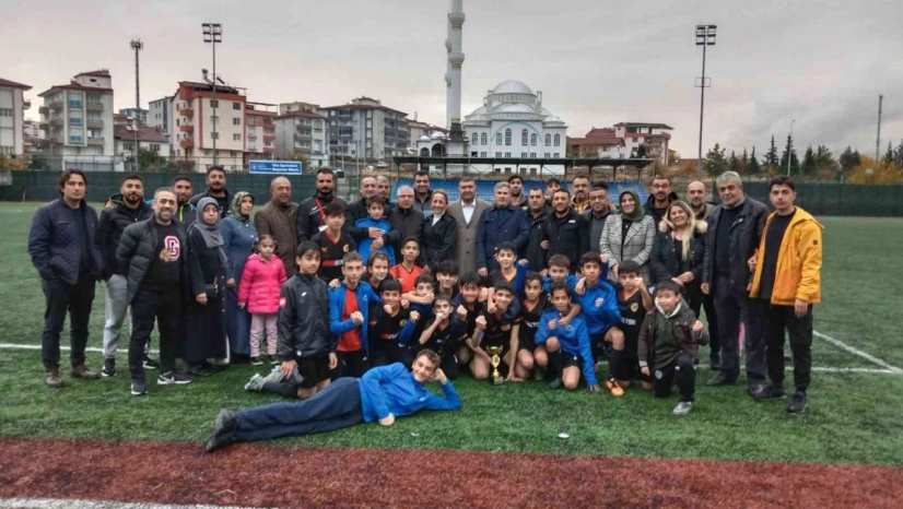İl şampiyonluğuna baklavalı kutlama